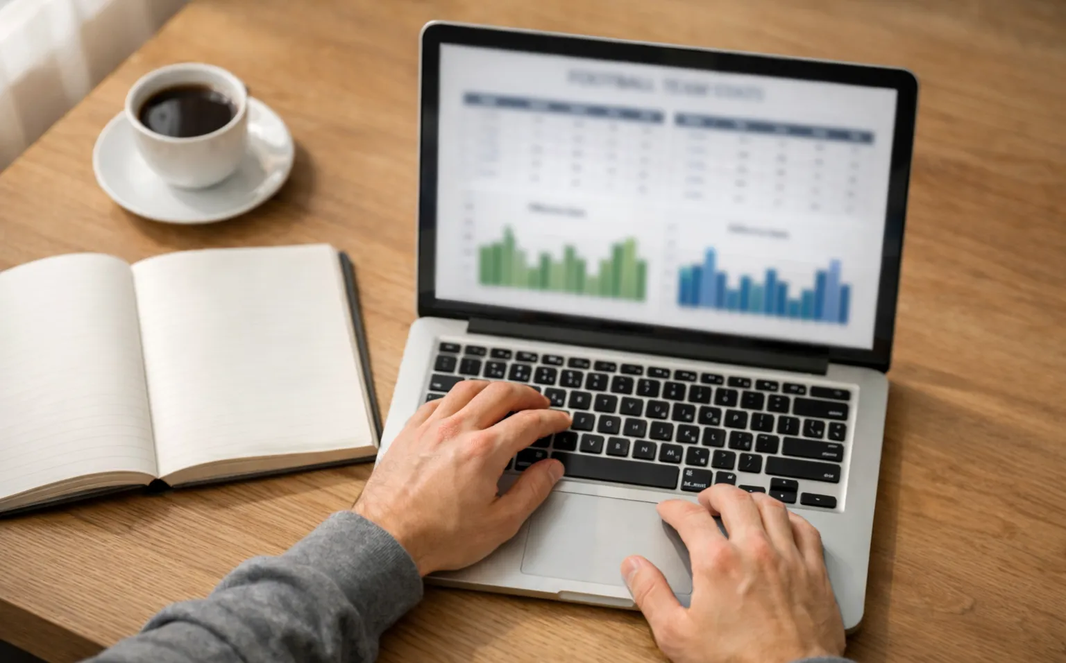 Persona seduta alla scrivania che analizza statistiche sportive NFL su un laptop con appunti e penna